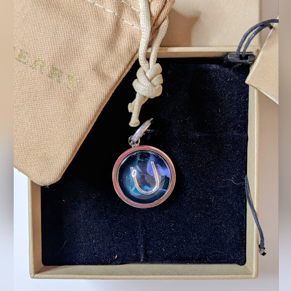✨ BURBERRY “U” Initial Pendant / Keychain – With Box & Dust Bag ✨ - Picture 1 of 8